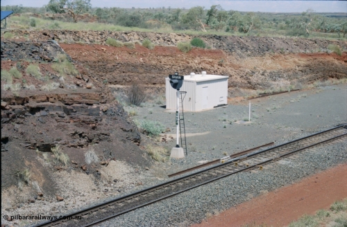 226-13
Shaw North, 216.5 km, arrival signal SWN 3 Shaw North 3 at the top of the steep 1.5 percent climb that south bound empties face. Dragging equipment detection bars visible, they are painted yellow and the interlocking room. [url=https://goo.gl/maps/emPzCHvnzAJ2]GeoData[/url].
