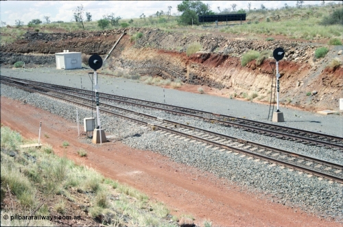226-16
Shaw North, 216.5 km, departure signals SWN 4 for the mainline and SWN 6 for the loop for loaded trains that are about to descend the steep 1.5 percent decent to Garden Siding. Dragging equipment detection bars visible, they are painted yellow and the interlocking room with solar array mounted above the cutting. [url=https://goo.gl/maps/emPzCHvnzAJ2]GeoData[/url].

