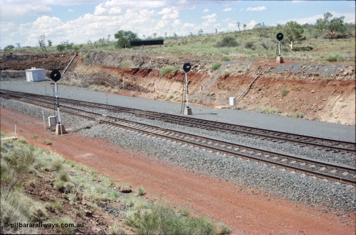 226-17
Shaw North, 216.5 km, departure signals SWN 4 for the mainline and SWN 6 for the loop for loaded trains that are about to descend the steep 1.5 percent decent to Garden Siding. Dragging equipment detection bars visible, they are painted yellow and the interlocking room with solar array mounted above the cutting. The signal on the top of the cutting on the right is SWN 6R the repeater post for SWN 6 due to the 700 metre radius curve north bound trains approach this location. [url=https://goo.gl/maps/emPzCHvnzAJ2]GeoData[/url].
