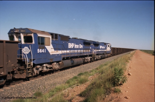 227-29
30 km area, mid-train lead remote 5641 'Indee' serial 8281-06/92-130 a Goninan CM40-8M GE rebuild. [url=https://goo.gl/maps/BY7Zz4F5t822]GeoData[/url].
Keywords: 5641;Goninan;GE;CM40-8M;8281-06/92-130;rebuild;AE-Goodwin;ALCo;C636;5454;G6012-3;
