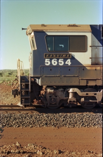 230-23
Yandi Two balloon loop, cab side view of Goninan rebuild GE CM40-8M model 5654 'Kashima' serial 8412-11/93-145 with ALCo Hi-Ad bogie. Geodata [url=https://goo.gl/maps/h68ia1caJvL2] -22.718338, 119.039909 [/url].
Keywords: 5654;Goninan;GE;CM40-8M;8412-11/93-145;rebuild;Comeng-NSW;ALCo;M636C;5493;C6084-9;