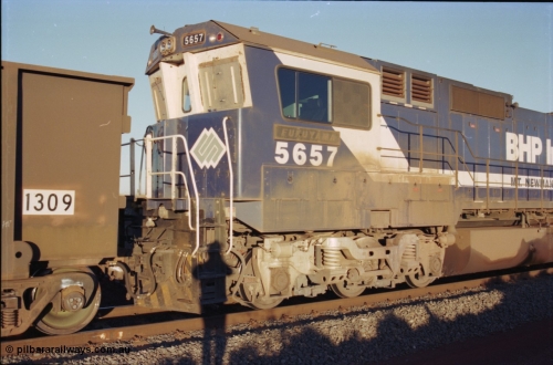 230-35
Yandi Two balloon loop, mid-train remote unit Goninan GE CM40-8M rebuild 5657 'Fukuyama' serial 8412-02/94-148 is from Comeng ALCo M636 unit 5492. Note the marker lights, silver BHP Australia logo, ALCo Hi-Ad bogie and the sheet metal windscreen protectors to prevent the blown ore pitting the screens. Geodata [url=https://goo.gl/maps/h68ia1caJvL2] -22.718338, 119.039909 [/url].
Keywords: 5654;Goninan;GE;CM40-8M;8412-11/93-145;rebuild;Comeng-NSW;ALCo;M636C;5493;C6084-9;