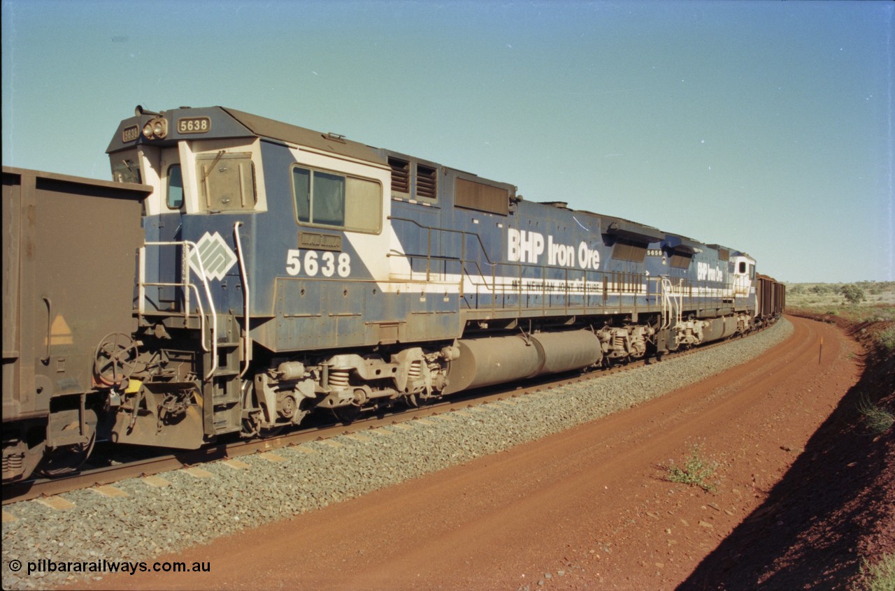 231-37
Yandi Two balloon loop, BHP Iron Ore 5638 'Mallina' serial 8281-02 / 92-127 a Goninan WA rebuild CM40-8M GE unit is the lead remote mid-train unit as it loads a train at 1.2 km/h with second unit 5656, not the difference in the fuel tanks, 38 is rebuilt from an AE Goodwin NSW built C636 ALCo while 56 is rebuilt from a Comeng NSW built M636 ALCo. [url=https://goo.gl/maps/N6VUeKeBS682]GeoData[/url].
Keywords: 5638;Goninan;GE;CM40-8M;8281-02/92-127;rebuild;AE-Goodwin;ALCo;C636;5464;G6035-5;