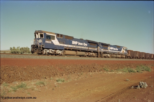 231-05
Yandi Two balloon loop, BHP Iron Ore 5652 'Villanueva' serial 8412-09 / 93-143 an Goninan WA rebuild CM40-8M GE unit loads a train at 1.2 km/h with second unit 5650 'Yawata' serial 8412-07 / 93-141, note the difference in the liveries, 50 is in the teal and marigold logo and logo on the hood while 52 has the silver logo on the front only and no logo on the hood. [url=https://goo.gl/maps/3vQHZqBXNa32]GeoData[/url].
Keywords: 5652;Goninan;GE;CM40-8M;8412-09/93-143;rebuild;AE-Goodwin;ALCo;M636C;5482;G6061-3;