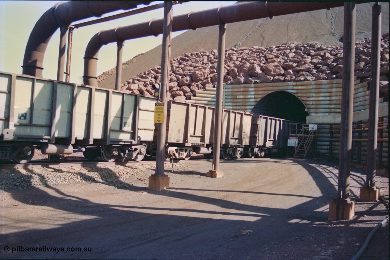232-21
Yandi One loadout portal as a train is being loaded. Waggons are from left, a 3CR12 re-sheeted Comeng, an Oroville built by Magor USA and a standard Comeng WA build. 18th of February 1997. [url=https://goo.gl/maps/qrCg6FjBfS22]GeoData[/url].

