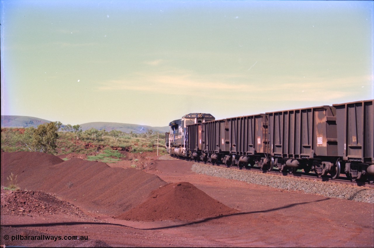 232-22
Yandi One balloon loop, as a train is being loaded the mid-train remotes approach, waggons are standard Comeng WA builds. 18th of February 1997. [url=https://goo.gl/maps/qrCg6FjBfS22]GeoData[/url].
