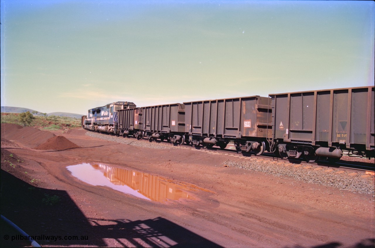 232-25
Yandi One balloon loop, as a train is being loaded the mid-train remotes approach, waggons are standard Comeng WA builds. 18th of February 1997. [url=https://goo.gl/maps/qrCg6FjBfS22]GeoData[/url].
