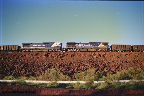 232-05
Yandi One balloon loop, mid-train remote units of train no. 1718 which is partway through loading, BHP Iron Ore unit 5659 'Kobe' serial 8412-04 / 94-150 leads cab-less unit 5665 'Rotterdam' serial 8412-10 / 94-156, both are Goninan rebuild CM40-8M GE units with 65 having an L on its' designation as cabless with LocoTrol. 3rd February 1997. [url=https://goo.gl/maps/JhTwdFuTRZo]GeoData[/url].
Keywords: 5659;Goninan;GE;CM40-8M;8412-04/94-150;rebuild;AE-Goodwin;ALCo;M636C;5483;G6061-4;