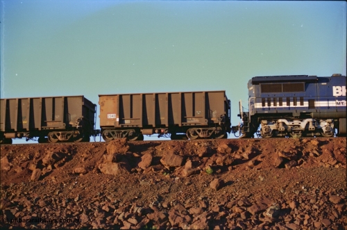 232-09
Yandi One balloon loop, BHP Iron Ore waggon 2343 built by Comeng WA as one of the second batch of one hundred and eighty three waggons built between 1969 and 1970. The white body panel signifies the rotary coupler end. February 1997. [url=https://goo.gl/maps/JhTwdFuTRZo]GeoData[/url].
Keywords: 2343;1969-70/183-164;Comeng-WA;