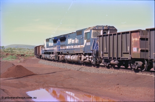 232-26
Yandi One balloon loop, as a train is being loaded the mid-train remotes approach, waggon 2502 is a standard Comeng WA build from the third batch of 180 waggons built in 1970. Goninan rebuild CM40-8M GE unit 5658 'Kakogawa' serial 8412-03 / 94-149 leads a LocoTrol remote unit built with no cab, a CM40-8ML 5665. 18th of February 1997. [url=https://goo.gl/maps/qrCg6FjBfS22]GeoData[/url].
Keywords: 5658;Goninan;GE;CM40-8M;8412-03/94-149;rebuild;AE-Goodwin;ALCo;M636C;5480;G6061-1;