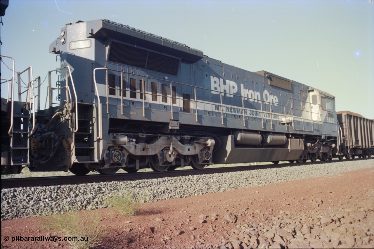 234-22
Yandi Two, BHP Iron Ore Goninan rebuild CM39-8 GE unit 5630 'Zeus' serial 5831-09 / 88-079 is second unit on the front of a 240 waggon loaded train, this configuration was trialled for a time with two Dash 8 locos, 120 waggons, Dash 8, 120 waggons and Dash 8. Rear three quarter view. Circa 1998.
Keywords: 5630;Goninan;GE;CM39-8;5831-09/88-079;