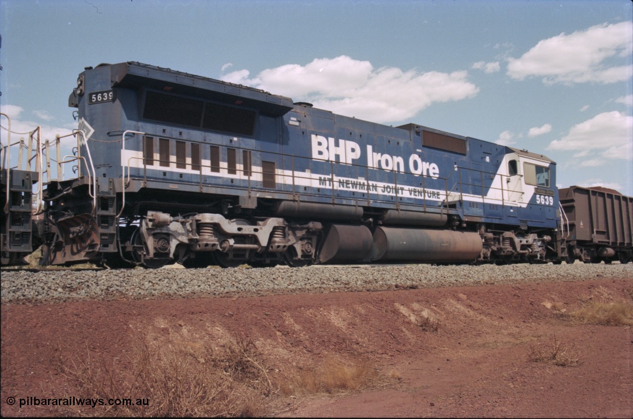 235-24
Yandi One, BHP Iron Ore Goninan rebuild CM40-8M GE unit 5639 'Corunna Downs' serial 8281-03 / 92-128 sits on a loaded train as second unit awaiting departure time. Note the unit has no marker lights and the tank tells it was an AE Goodwin built C636 ALCo before rebuild.
Keywords: 5639;Goninan;GE;CM40-8M;8281-03/92-128;rebuild;AE-Goodwin;ALCo;C636;5459;G6027-3;