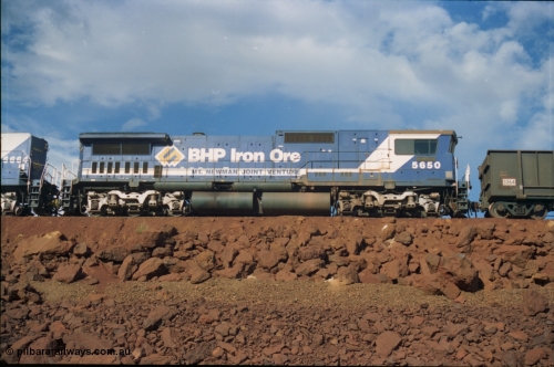 239-24
Yandi One balloon loop sees the 1600 empty arrival with mid-train locomotive 5650 'Yawata', a Goninan rebuild GE CM40-8M model serial no. 8412-07/93-141 edging towards the load-out tunnel on the 17/01/1997. [url=https://goo.gl/maps/hPivRh6qE8R2]GeoData[/url].
Keywords: 5650;Goninan;GE;CM40-8M;8412-07/93-141;rebuild;AE-Goodwin;ALCo;M636C;5481;G6061-2;