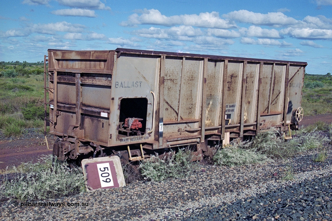 251-33
Bing Siding, BHP ballast waggon 509 sits in a dead end siding very much unloved. Originally an ore waggon and built by Magor USA and was one of the original fleet of waggons to come out to WA with the car dumper at the beginning of the Mt Newman project. 22nd April 2000.
Keywords: Magor-USA;BHP-ballast-waggon;