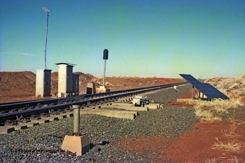 255-09
Siding Three looking south at the south end points, switch machine and various cabinets and solar panels and DD or dragging equipment detector bars. May 2002.
