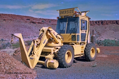 255-19
At the 162.2 km a Robe River Pettibone 445-E Speed Swing high rail crane. CRD 238.
