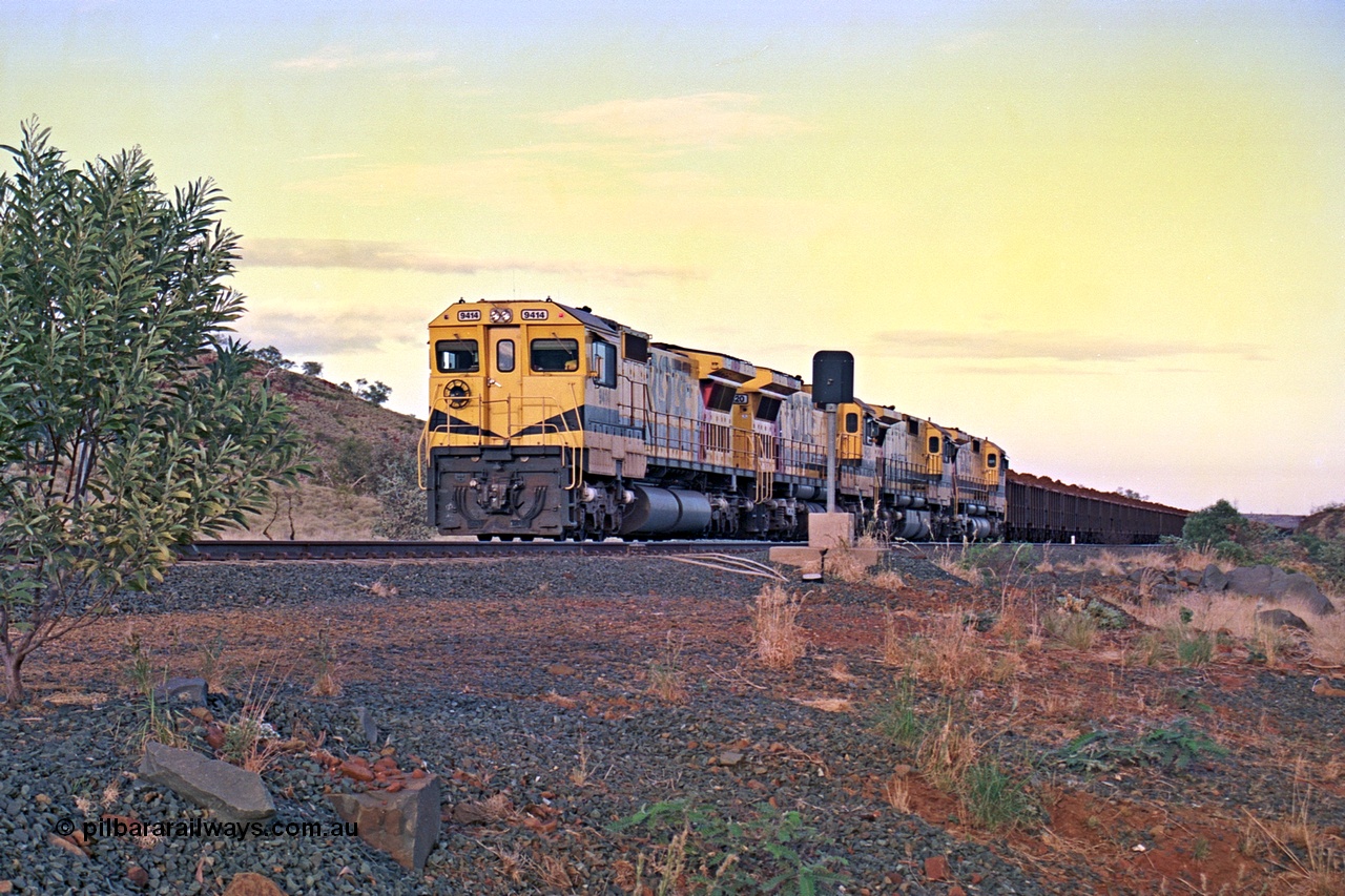 256-19
Maitland Siding, early morning loaded train waiting for a meet with an empty behind the quad CM40-8M working of 9414, 9420, 9410 and 9425. May 2002.
Keywords: 9414;Goninan;GE;CM40-8M;8206-11/91-124;rebuild;AE-Goodwin;ALCo;M636;G6060-5;