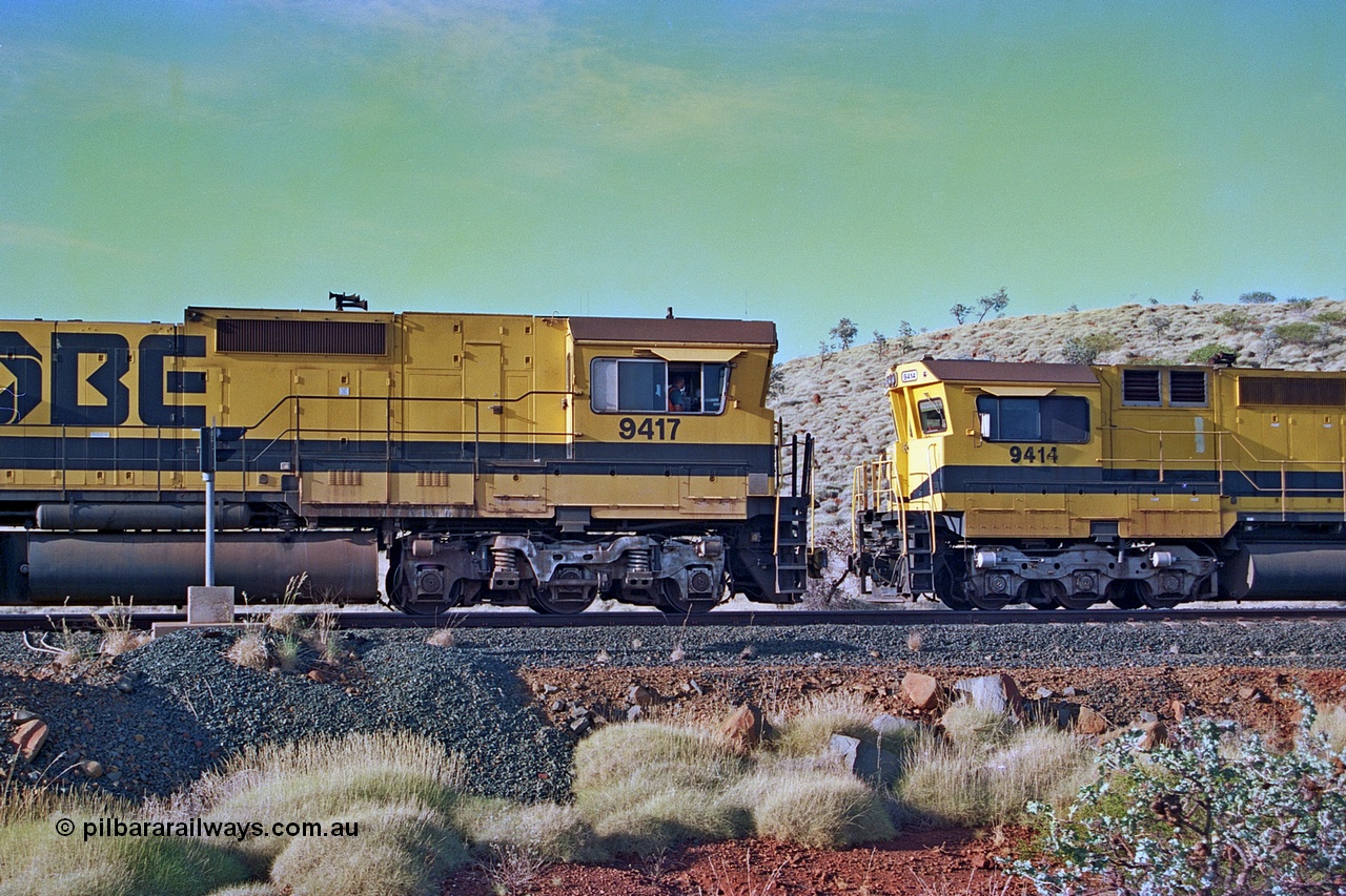256-23
Maitland Siding, Robe River CM40-8M unit 9417 (2nd) leading an empty train passes sister unit 9414 heading up a loaded train. May 2002.
Keywords: 9417;Goninan;GE;CM40-8M;6266-5/89-83;rebuild;ALCo;Schenectady-NY;C636;BN4366;6010-1;