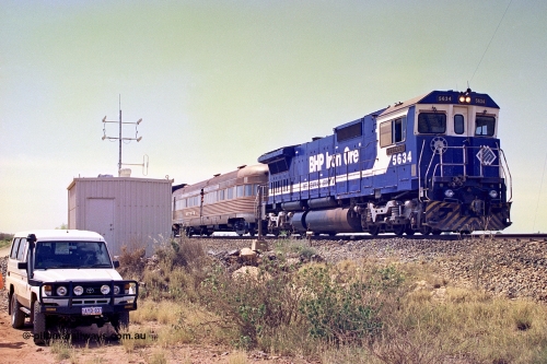 267-30
At the 39 km, Goninan rebuild CM40-8M unit 5634 'Boodarie' serial number 8151-07 / 91-120 stands with the Sundowner Special alongside the AEI reader at the 39 km detector site on the Newman mainline. This was a special for the 25 years of the Alstom / BHP service agreement. Friday 12th of April 2002.
Keywords: 5634;Goninan;GE;CM40-8M;8151-07/91-120;rebuild;AE-Goodwin;ALCo;C636;5457;G6027-1;