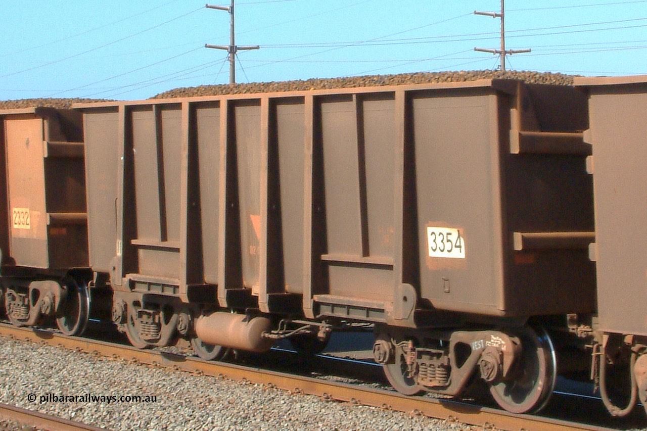 3354 Astra Vagoane 041001 153058
Redbank, loaded BHP ore waggon 3354 is one of three hundred and fifty waggons built during 1988 by Astra Vagoane of Arad in Romania for Lang Hancock as part of a 'waggons for iron ore arrangement' with the then Romanian government, however only seventy-five found their way into service with BHP. October 1, 2004.
Keywords: 3354;Astra-Vagoane-Arad-Romania;BHP-ore-waggon;