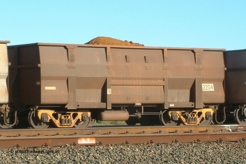 2204 Goninan 040802 080729
Nelson Point, loaded BHP ore waggon 2204, a Goninan replacement Golynx body style from 3Cr12 stainless steel from a 2001-02 build of 345 replacement bodies for scrapped Comeng builds, with yellow bogies. August 2, 2004.
Keywords: 2204;Goninan-WA;BHP-ore-waggon;