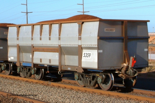 5359 UG 041001 165444
Redbank, loaded BHP Iron Ore waggon 5359 on the rear of a train, a new United Goninan build from April 2004. Shows how clean the 4Cr12Ti steel is when new. October 1, 2004.
Keywords: 5359;United-Goninan-WA;BHP-ore-waggon;