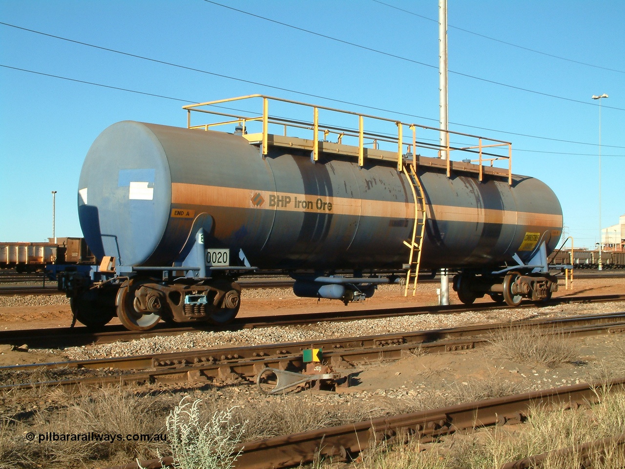 040627 080053
Nelson Point, fuel tank waggon 0020 82 kL capacity, built by Comeng NSW for BP as RTD 2, last of two such tanks, used on Mt Newman line, unsure when converted to 0020.
Keywords: Comeng-NSW;RTC2;BHP-tank-waggon;