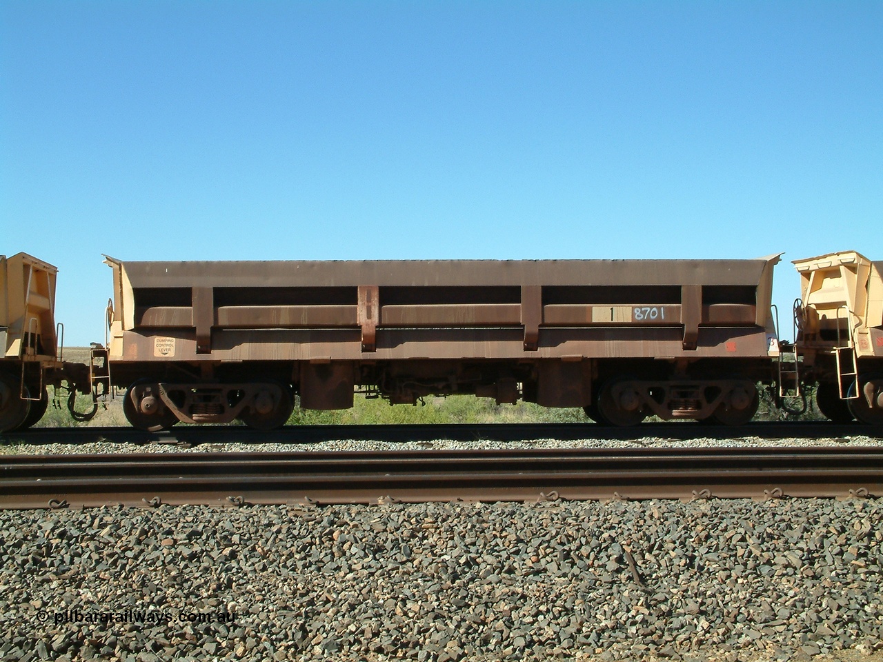 040810 144947
Shaw Siding backtrack, Difco Ohio USA 1967 build short side dump waggon 8701, originally built for Goldsworthy Mining as no. 1, renumbered by Mt Newman as 8701, one five waggons built for Goldsworthy Mining.
Keywords: Difco-Ohio-USA;GML;BHP-ballast-waggon;