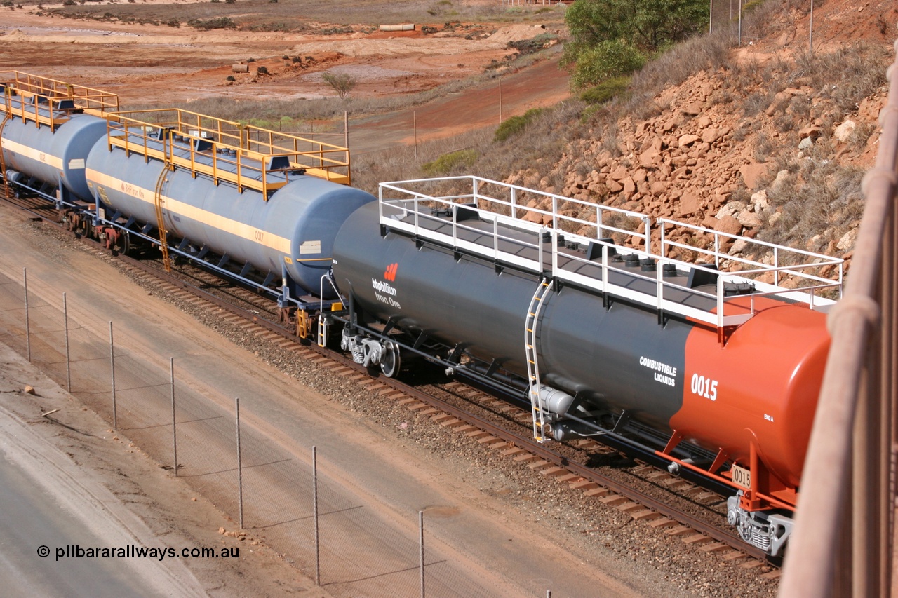 050315 0235
Redbank Bridge, elevated view of empty 116 kL fuel tanks all built by Comeng in both NSW and WA, 0015 in the Earth livery and 0017 and others in the BHP blue and white livery.
Keywords: Comeng-WA;BHP-tank-waggon;