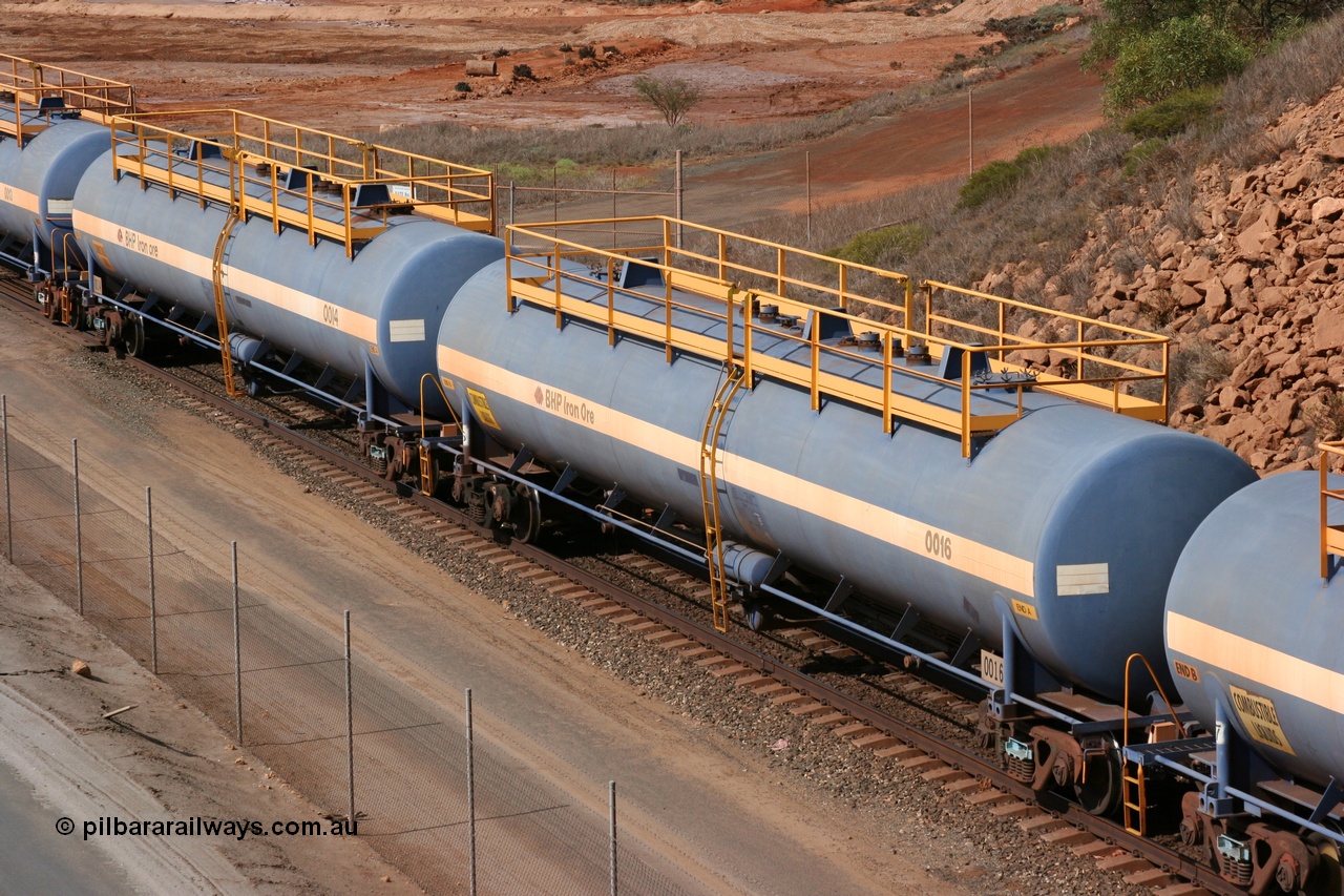 050315 0238
Redbank Bridge, elevated view of empty 116 kL fuel tanks all built by Comeng in both NSW and WA, 0016 and 0014 and others in the BHP blue and white livery.
Keywords: Comeng-WA;BHP-tank-waggon;