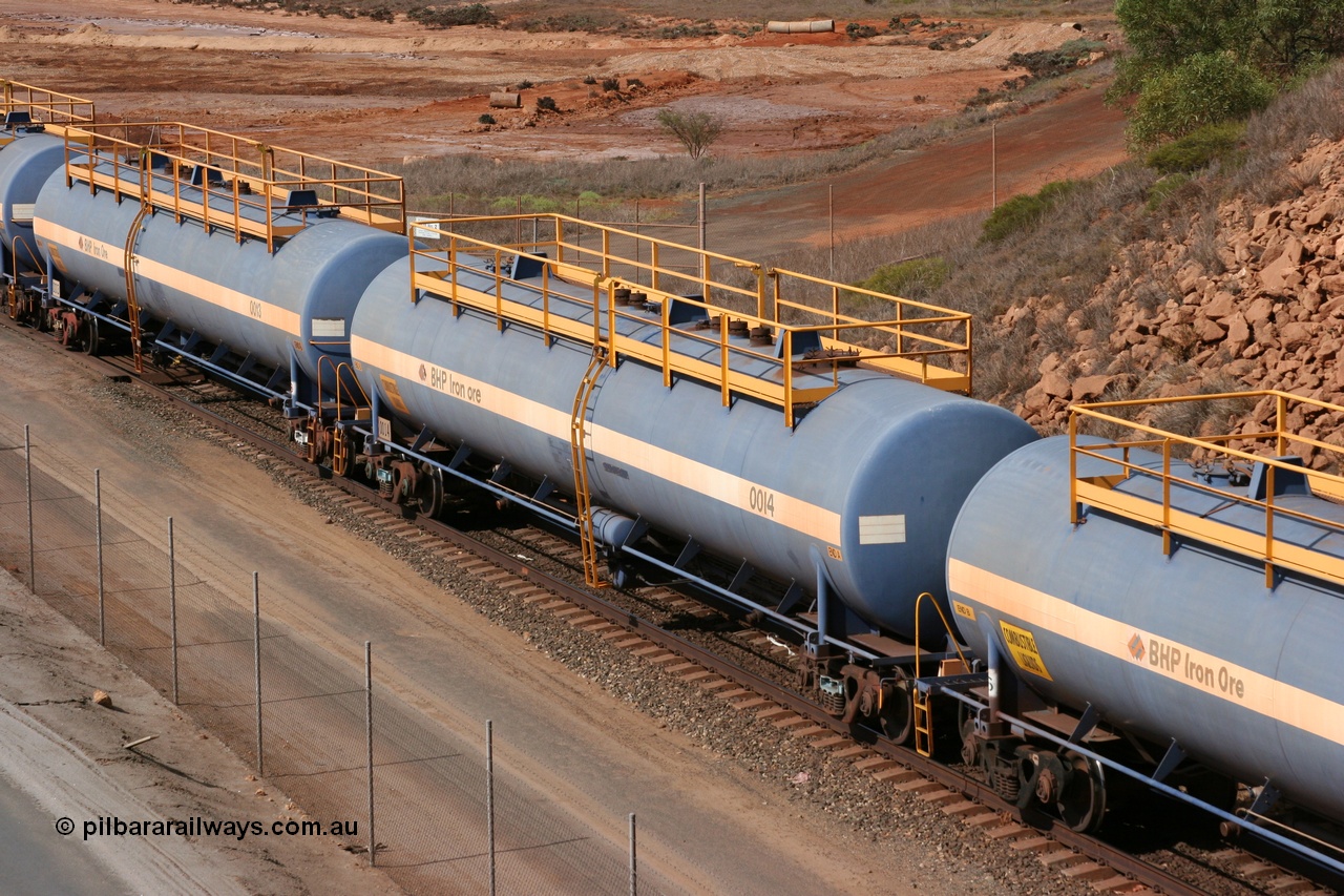 050315 0239
Redbank Bridge, elevated view of empty 116 kL fuel tanks all built by Comeng in both NSW and WA, 0014 and 0013 and others in the BHP blue and white livery.
Keywords: Comeng-WA;BHP-tank-waggon;