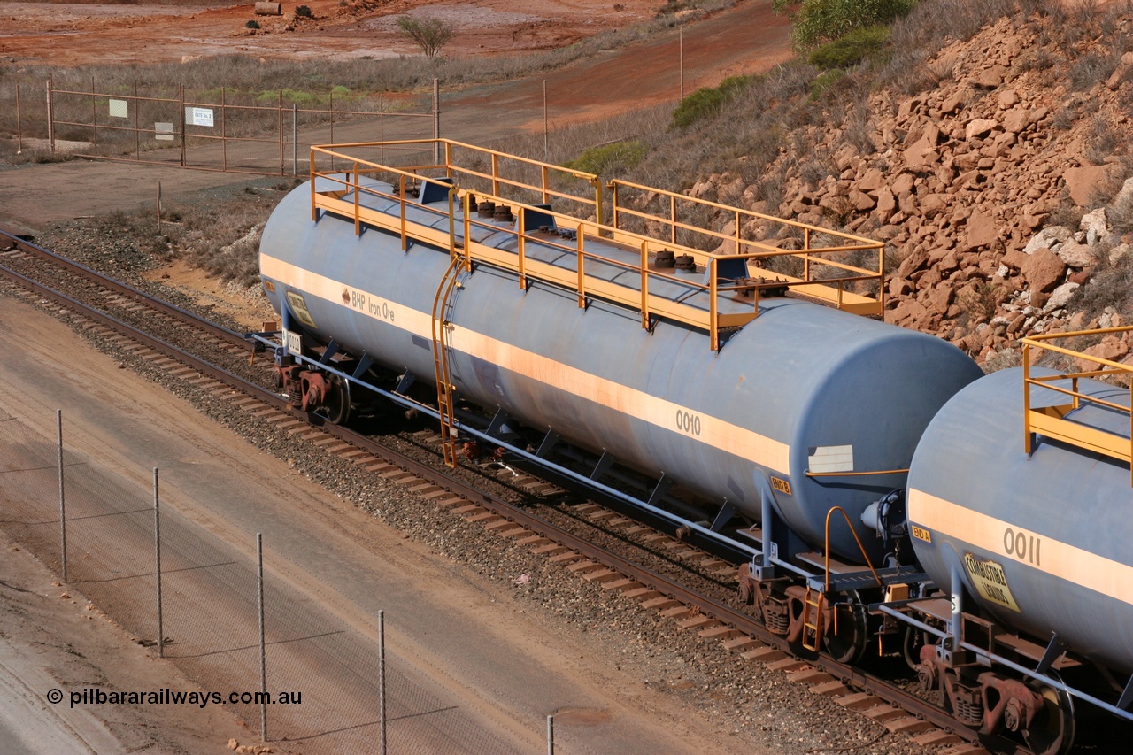 050315 0242
Redbank Bridge, elevated view of empty 116 kL fuel tanks all built by Comeng in both NSW and WA, 0010 and others in the BHP blue and white livery.
Keywords: Comeng-WA;BHP-tank-waggon;