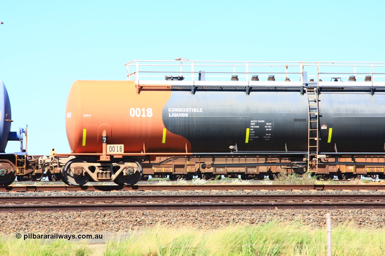 110411 09999
Nelson Point, empty 116 kL Comeng WA built tank waggon 0018 from 1974-5, one of six such tank waggons, wearing the BHP Billiton Earth livery.
Keywords: Comeng-WA;BHP-tank-waggon;