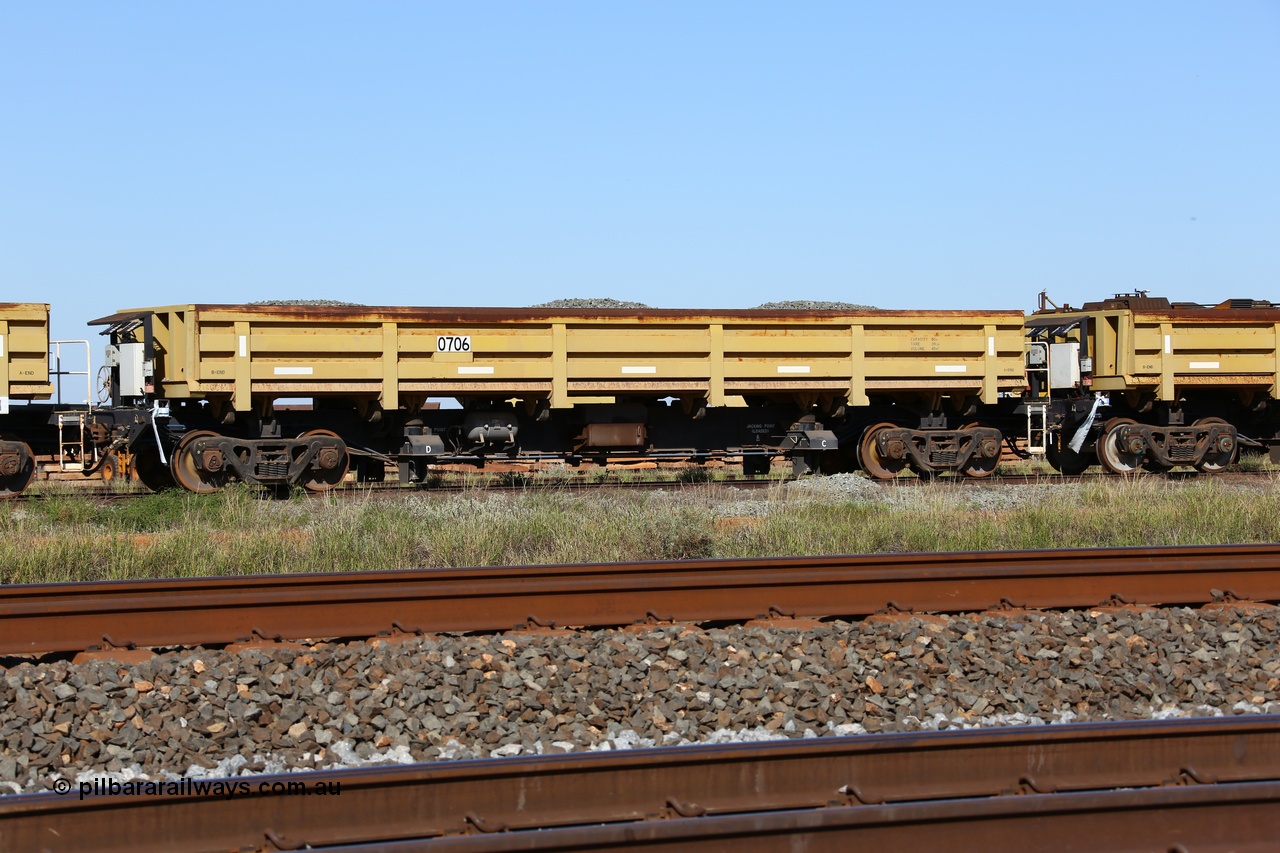150619 9078
Flash Butt yard, CNR-QRRS of China built side dump waggons, built and delivered around 2011-12, waggon 0706 loaded with fines for sheeting.
Keywords: CNR-QRRS-China;BHP-ballast-waggon;
