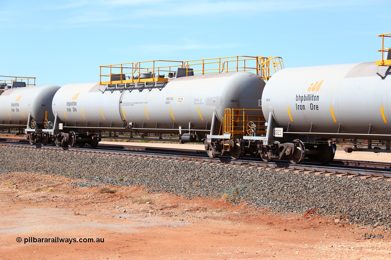 160128 00334
Mooka Siding, empty 116 kL CNR-QRRS of China built tank waggon 0025, one of a batch of ten built in 2014.
Keywords: CNR-QRRS-China;BHP-tank-waggon;