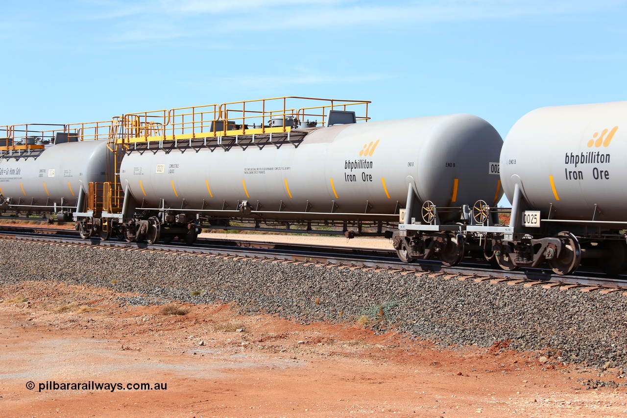 160128 00335
Mooka Siding, empty 116 kL CNR-QRRS of China built tank waggon 0021, class leader of a batch of ten built in 2014.
Keywords: CNR-QRRS-China;BHP-tank-waggon;