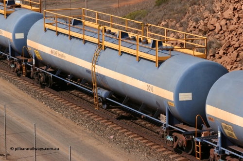 0016 Comeng WA 050315 0238
Redbank Bridge, elevated view of empty 116 kL fuel tanks all built by Comeng in both NSW and WA, 0016 and 0014 and others in the BHP blue and white livery.
Keywords: Comeng-WA;BHP-tank-waggon;