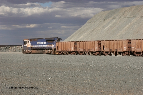 0513 Magor USA 050412 0735
Quarry 8, Shaw Siding area. A dash 8 locomotive on the point of an empty ballast waggon rake awaiting loading, waggons are modified Magor USA built ore waggons from the Oroville Dam construction.
Keywords: Magor-USA;BHP-ballast-waggon;