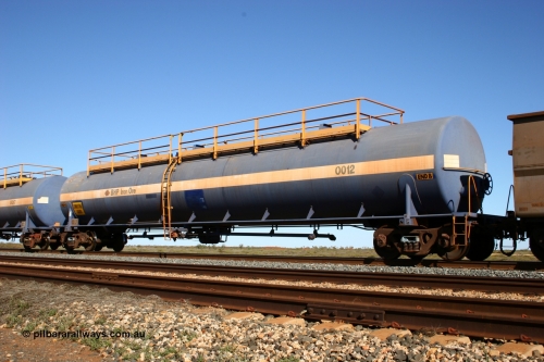 0012 Comeng NSW 050704 3970
Bing Siding, empty 116 kL Comeng NSW built tank waggon 0012 from 1972, one of three such tank waggons, on the rear of a loaded ore train.
Keywords: Comeng-NSW;BHP-tank-waggon;