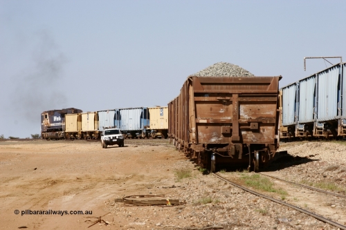 0534 Magor USA 051001 5646
Flash Butt yard, rear of rake of Magor USA built ballast waggons, 534 is closest to camera and a Dash 8 shunts CFCLA ballast waggons.
Keywords: Magor-USA;BHP-ballast-waggon;