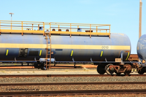0010 Comeng NSW 110411 09979
Nelson Point, empty 116 kL Comeng NSW built tank waggon 0010 from 1972, one of three such tank waggons.
Keywords: Comeng-NSW;BHP-tank-waggon;