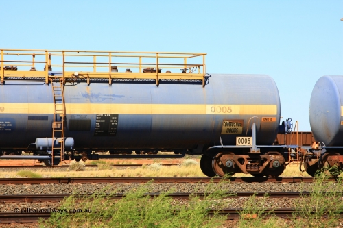 0005 Comeng NSW 110411 09989
Nelson Point, empty 82 kL Comeng NSW built tank waggon 0005 one of six such tank waggons built in 1970-71.
Keywords: Comeng-NSW;BHP-tank-waggon;