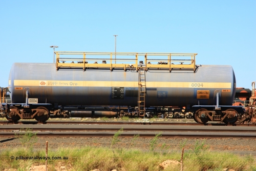 0004 Comeng NSW 110411 10034
Nelson Point, empty 82 kL Comeng NSW built tank waggon 0004 one of six such tank waggons built in 1970-71.
Keywords: Comeng-NSW;BHP-tank-waggon;
