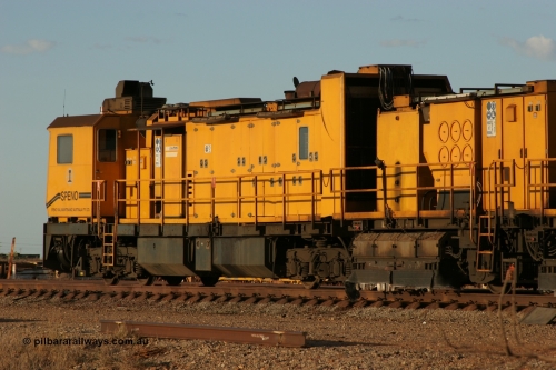 050414 0951
Flash Butt yard, Speno Australia's 24 stone rail grinder before they had id stickers fitted, this front unit was later stickered as RG 2, rear view of the driving cab and generator module with the first grinding module. 14th April 2005.
Keywords: Speno;RR24;track-machine;