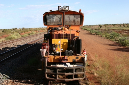050421 1141
Gillam Siding backtrack, BHP's ballast regulator BR 31 a Plasser Australia SSP 110SW model serial 401, front view from loading ramp. 21st April 2005.
Keywords: BR31;Plasser-Australia;SSP-110SW;401;track-machine;