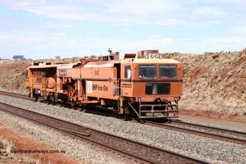 050421 1314
Shaw Siding, BHP's Switch Tamper SW 02 is a Plasser Australia model Unimat S4 switch tamper runs along the mainline track. 21st April 2005.
Keywords: SW02;Plasser-Australia;Unimat-4S;track-machine;