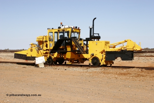 051001 5667
Flash Butt yard, a newly delivered Knox Kershaw KBR 875 ballast regulator serial 015-875-05. 1st October 2005.
Keywords: Knox-Kershaw;KBR-875;track-machine;