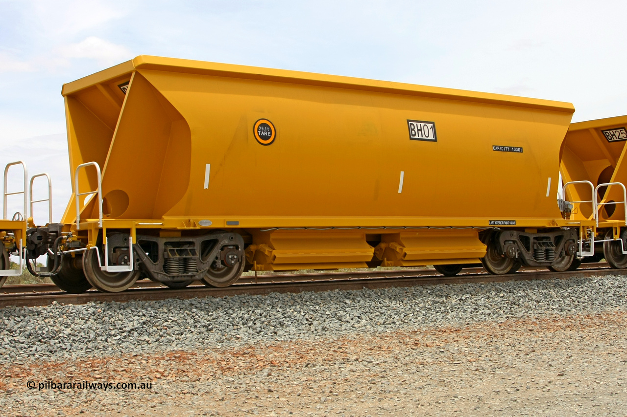 081225 0558
Barker Siding, one of FMG's thirty five ballast waggons, BH 01, 100 tonne capacity, built in China by CSR at the Yangtze Rolling Stock Company in 2008. December 25, 2008.
Keywords: BH01;CSR-Yangtze-Rolling-Stock-Co-China;FMG-ballast-waggon;