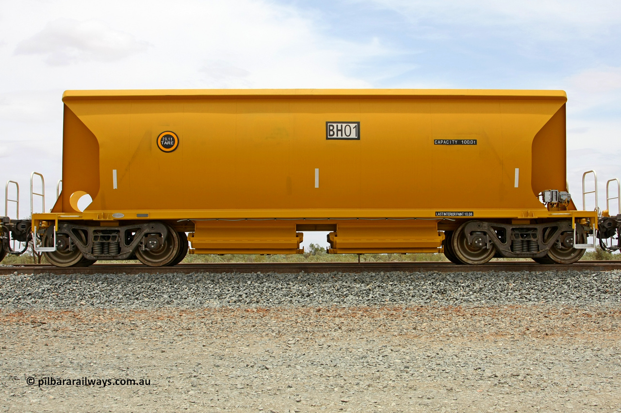 081225 0560
Barker Siding, one of FMG's thirty five ballast waggons, BH 01, side profile view, 100 tonne capacity, built in China by CSR at the Yangtze Rolling Stock Company in 2008. December 25, 2008.
Keywords: BH01;CSR-Yangtze-Rolling-Stock-Co-China;FMG-ballast-waggon;