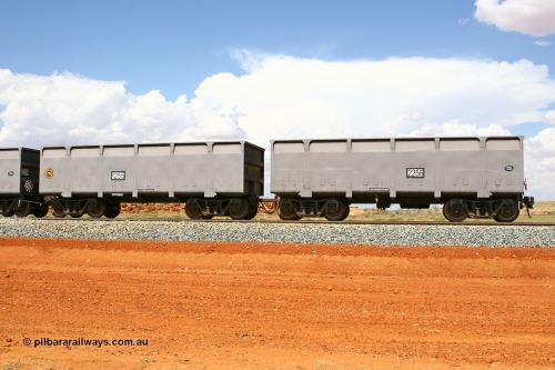 01255-02256 080124 1625
Chapman Siding, new FMG ore waggon pair 1255 slave and 2256 control, built by China Southern or CSR at their Zhuzhou Rolling Stock Works in China in 2007. 24th January 2008.
Keywords: 1255-2256;CSR-Zhuzhou-Rolling-Stock-Works-China;FMG-ore-waggon;